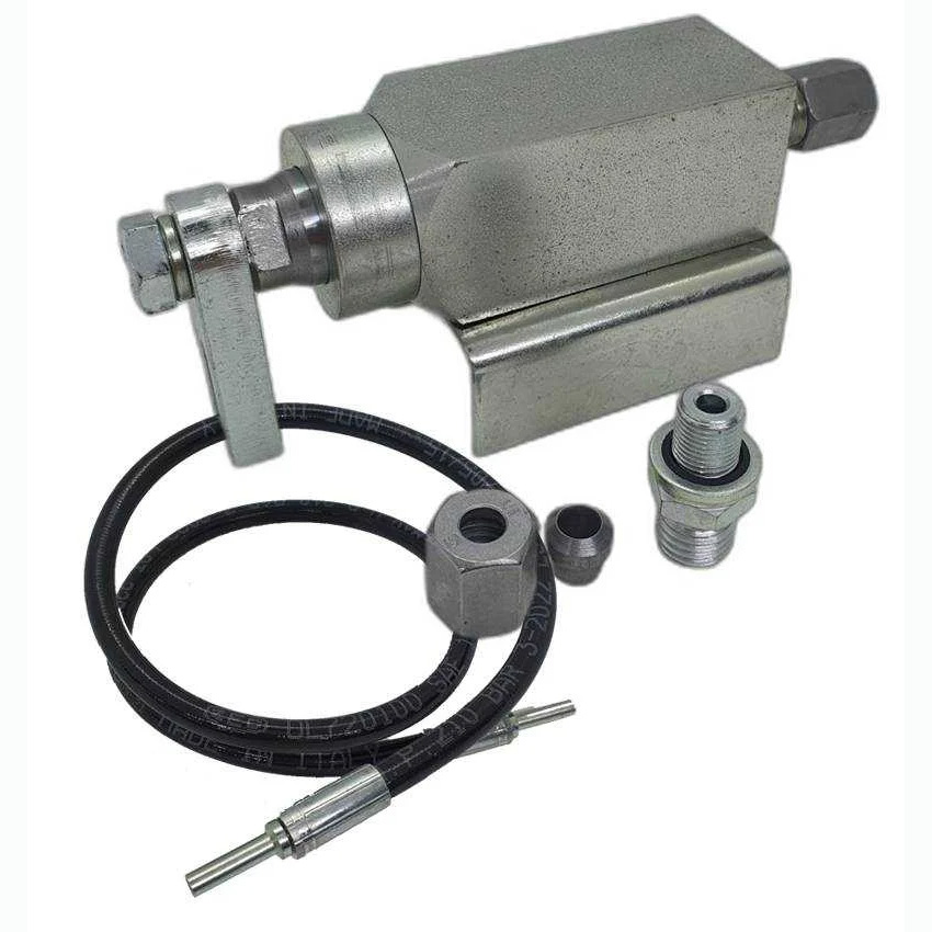 imagen de cerradura hidráulica de 12 Vdc. para puertas basculantes con racores y latiguillo.